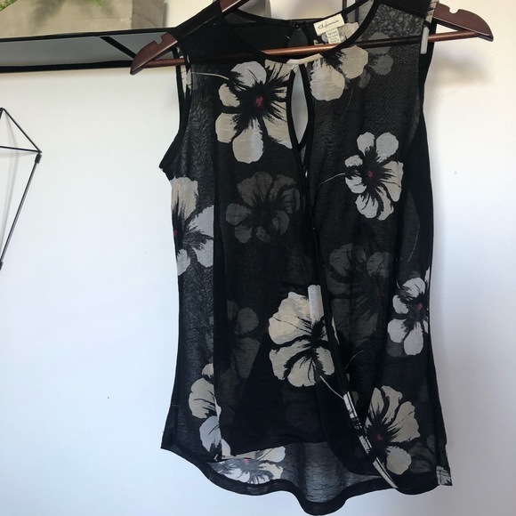 4/16$ Dynamite XS Flowers top - Picture 2 of 3